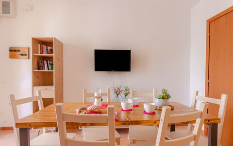 Villa Orchidea: Zimmer, Esszimmer, Möbel, Eigentum, Tabelle, Interior Design, Haus, Gebäude, Pfirsich, Stuhl