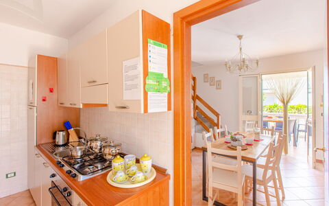 Villa Orchidea: Zimmer, Eigentum, Gelb, Küche, Orange, Möbel, Gebäude, Haus, Grundeigentum, Interior Design