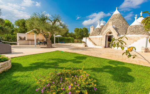 Trullo Del Mandarino: Eigentum, Wohngebiet, Natürliche Landschaft, Grundeigentum, Gebäude, Gras, Garten, Haus, Zuhause, Rasen