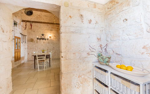 Trullo Suenn Con Piscina: Eigentum, Zimmer, Fliese, Interior Design, Wand, Fussboden, Badezimmer, Gelb, Gebäude, Haus