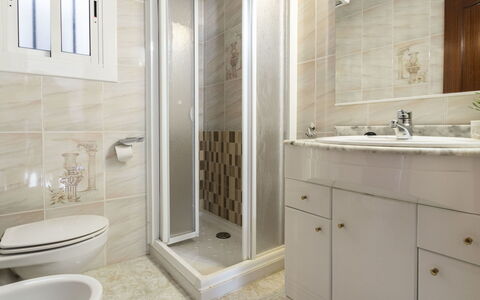 Domingo: Badezimmer, Eigentum, Zimmer, Fliese, Zapfhahn, Interior Design, Wand, Fussboden, Bad Zubehör, Armatur