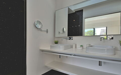 Villa Noalou: Spiegel, Zapfhahn, Armatur, Sinken, Bad Sink, Gebäude, Badezimmer, Badezimmerschrank, Interior Design