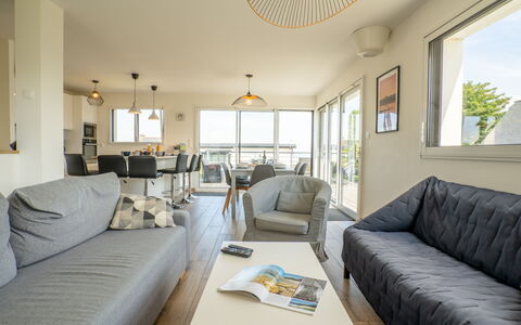 Les Dunes: Tabelle, Couch, Möbel, Komfort, Azurblau, Fenster, Interior Design, Gebäude, Wohnzimmer, Kissen