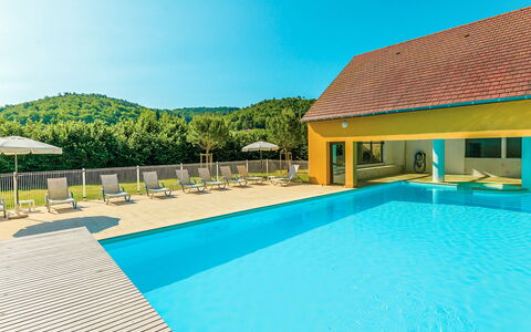 Montignac 651: Himmel, Gebäude, Wasser, Eigentum, Schwimmbad, Blau, Pflanze, Azurblau, Grün, Schatten