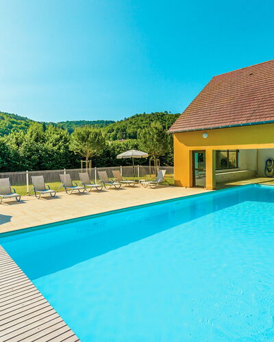 Montignac 651: Himmel, Gebäude, Wasser, Eigentum, Schwimmbad, Blau, Pflanze, Azurblau, Grün, Schatten