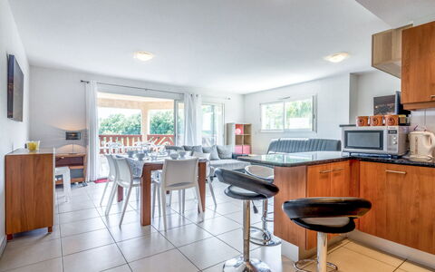 Presqu'île de la Lagune: Eigentum, Möbel, Tabelle, Cabinetry, Countertop, Küchengerät, Interior Design, Beleuchtung, Küche, Holz