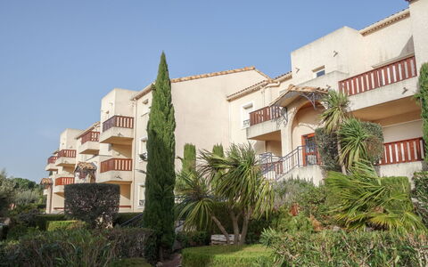 Presqu'île de la Lagune: Pflanze, Himmel, Gebäude, Eigentum, Fenster, Botanik, Haus, Vegetation, Arecales, Baum