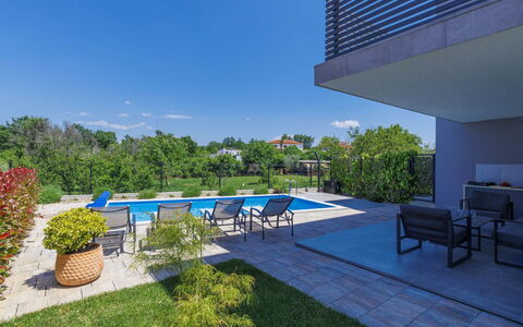 Villa Isabela: Pflanze, Himmel, Wasser, Schwimmbad, Gebäude, Azurblau, Schatten, Gartenmöbel, Blumentopf, Baum