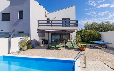 Villa Leonardo: Schwimmbad, Wohngebiet, Zuhause, Verbundwerkstoff, Schatten, Gartenmöbel, Estate, Regenschirm, Resort, Villa