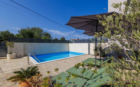 Villa Leonardo: Schwimmbad, Verbundwerkstoff, Wohnung, Schatten, Resort, Gartenmöbel, Eco Hotel, Fliese, Landscaping, Hof