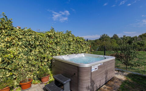 Villa Leonardo: Schwimmbad, Badewanne, Armatur, Freizeit, Jacuzzi, Hinterhof, Eco Hotel, Resort, Gartenmöbel