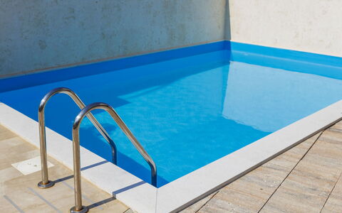 Villa Leonardo: Schwimmbad, Blau, Flooring, Fussboden, Verbundwerkstoff, Fliese, Schatten, Design, Resort, Gartenmöbel
