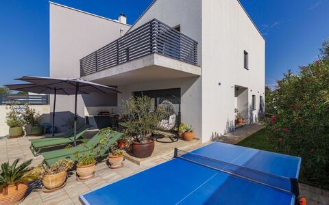 Villa Leonardo: Wohngebiet, Zuhause, Schatten, Wohnung, Balkon, Garten, Landscaping, Estate, Garten, Design