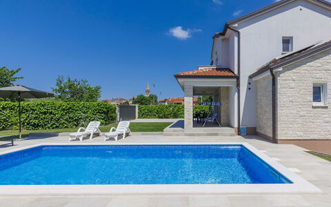 Villa Zirdum: Wasser, Pflanze, Himmel, Daytime, Eigentum, Wolke, Gebäude, Schwimmbad, Blau, Azurblau