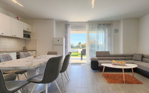 Villa Zirdum: Zimmer, Interior Design, Möbel, Eigentum, Gebäude, Fussboden, Haus, Tabelle, Decke, Gelb