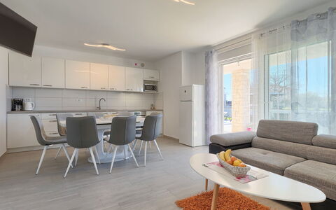 Villa Zirdum: Zimmer, Möbel, Eigentum, Interior Design, Gebäude, Wohnzimmer, Fussboden, Haus, Tabelle, Wand