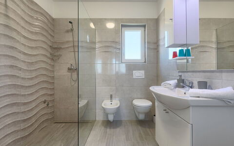 Villa Zirdum: Spiegel, Sinken, Zapfhahn, Armatur, Eigentum, Bad Sink, Badezimmer, Interior Design, Gebäude
