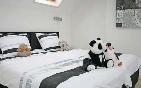 Oesterdam Resort: Schlafzimmer, Bett, Bettdecke, Zimmer, Möbel, Bedding, Eigentum, Bettrahmen, Interior Design, Schwarz Und Weiss