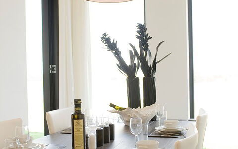 Oesterdam Resort: Weiss, Zimmer, Gelb, Interior Design, Esszimmer, Tabelle, Möbel, Materialeigenschaft, Spiegel, Glas