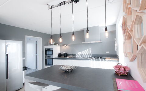 Oesterdam Resort: Zimmer, Weiss, Eigentum, Interior Design, Countertop, Möbel, Fussboden, Decke, Küche, Gebäude