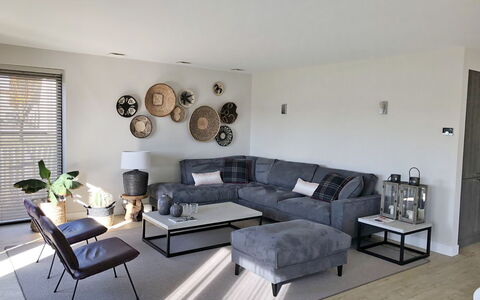 Oesterdam Resort: Wohnzimmer, Zimmer, Möbel, Eigentum, Interior Design, Fussboden, Kaffetisch, Gebäude, Tabelle, Holzboden