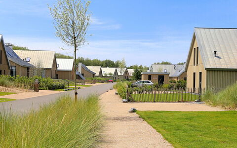 Oesterdam Resort: Himmel, Pflanze, Wolke, Gebäude, Strassenbelag, Fenster, Grundstueck, Gras, Strassenlicht, Baum