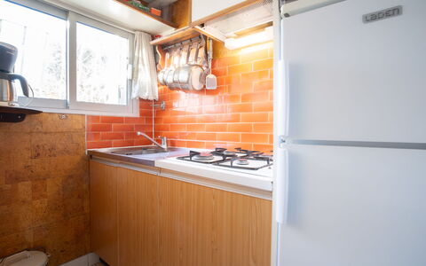 Port Camargue 510: Gebäude, Cabinetry, Küchengerät, Küche, Countertop, Fenster, Zapfhahn, Holz, Herd, Haus