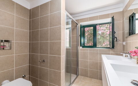 Borgo Marianna: Armatur, Gebäude, Badezimmer, Pflanze, Spiegel, Flooring, Fussboden, Fenster, Zapfhahn