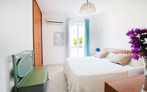Villa Irene: Schlafzimmer, Zimmer, Möbel, Bett, Eigentum, Interior Design, Bettdecke, Gebäude, Bettrahmen, Haus