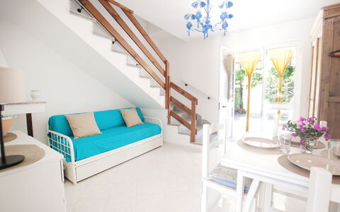 Villa Irene: Eigentum, Zimmer, Interior Design, Möbel, Gebäude, Wohnzimmer, Haus, Grundeigentum, Fussboden, Wohnung