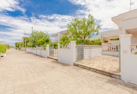 Villa Mezzaluna: Eigentum, Grundeigentum, Wohngebiet, Gebäude, Haus, Himmel, Zuhause, Die Architektur, Zimmer, Baum