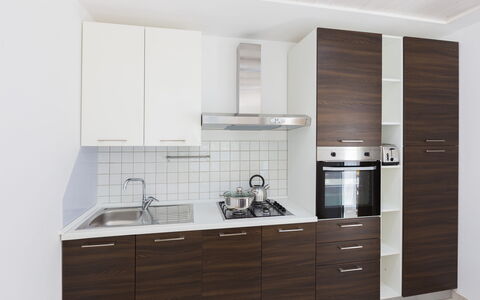 Casa Bianca: Cabinetry, Möbel, Zimmer, Küche, Eigentum, Countertop, Schrank, Interior Design, Schublade, Materialeigenschaft