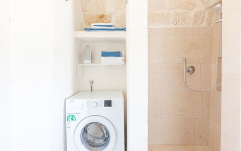 Solo Voi: Wäschetrockner, Major Appliance, Eigentum, Zimmer, Wäschekammer, Badezimmer, Haushaltsgerät, Waschmaschine, Wäsche, Fliese