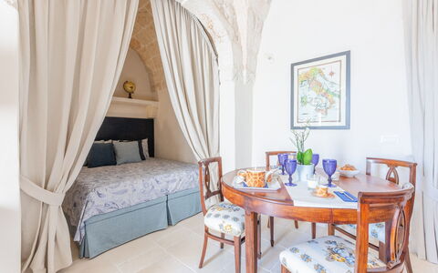 Solo Voi: Zimmer, Möbel, Eigentum, Vorhang, Schlafzimmer, Interior Design, Bett, Suite, Gebäude, Haus