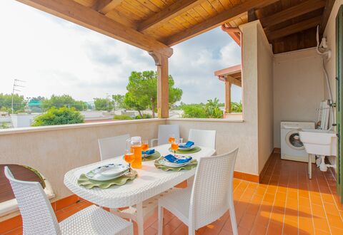 Prato Inglese Sinistro: Möbel, Tabelle, Eigentum, Stuhl, Himmel, Holz, Interior Design, Pflanze, Geschirr, Schatten