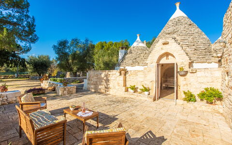 Trullo Con Piscina Per Bambini: Himmel, Pflanze, Möbel, Eigentum, Gebäude, Tabelle, Baum, Stuhl, Gartenmöbel, Hütte