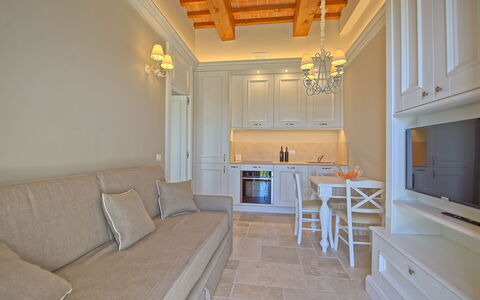 Il Sole Di Vino: Zimmer, Eigentum, Möbel, Gebäude, Interior Design, Decke, Fussboden, Haus, Zuhause, Wand