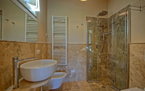 Il Sole Di Vino: Badezimmer, Zimmer, Eigentum, Fussboden, Fliese, Wand, Interior Design, Gebäude, Armatur, Badewanne