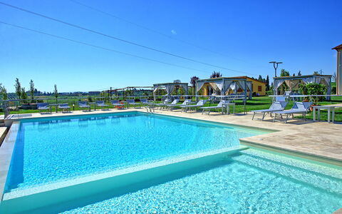 Il Sole Di Vino: Schwimmbad, Eigentum, Grundeigentum, Gebäude, Resort, Freizeit, Haus, Estate, Ferienort, Villa