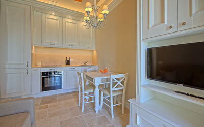 Sole di Vino - 1: Eigentum, Zimmer, Möbel, Küche, Fussboden, Gelb, Cabinetry, Gebäude, Haus, Interior Design