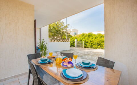 Villa Salento: Tabelle, Pflanze, Geschirr, Dishware, Azurblau, Holz, Gebäude, Interior Design, Stuhl, Teller