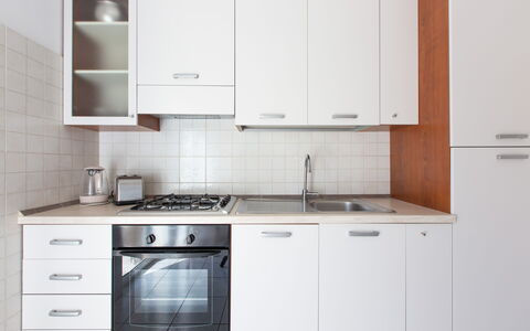 Villa Salento: Cabinetry, Countertop, Spüle, Sinken, Gebäude, Zapfhahn, Herd, Küchengerät, Küche, Interior Design