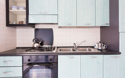 Villa Brigida: Countertop, Küche, Cabinetry, Zimmer, Fliese, Möbel, Eigentum, Sinken, Interior Design, Herd