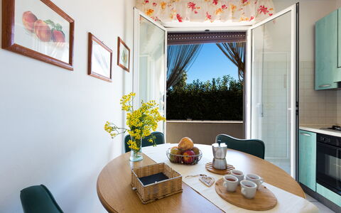 Villa Brigida: Zimmer, Interior Design, Eigentum, Möbel, Haus, Gebäude, Wohnzimmer, Tabelle, Gelb, Orange