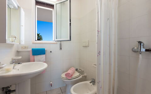 Villa Brigida: Badezimmer, Eigentum, Zimmer, Interior Design, Grundeigentum, Armatur, Gebäude, Die Architektur, Zapfhahn, Haus