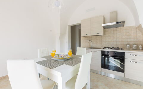 Lamia Di Nonna Mena: Eigentum, Zimmer, Möbel, Interior Design, Küche, Gebäude, Haus, Grundeigentum, Fussboden, Gelb