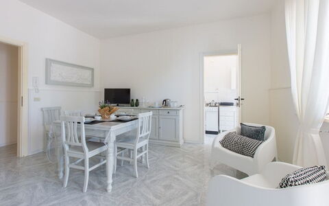 Villa Nettuno: Weiss, Zimmer, Eigentum, Möbel, Interior Design, Gebäude, Haus, Wohnzimmer, Fussboden, Tabelle