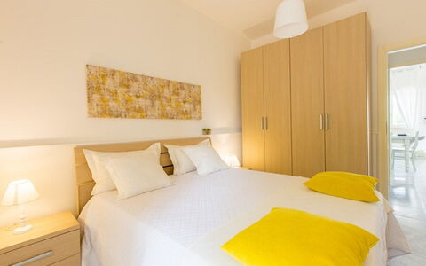 Villa Nettuno: Schlafzimmer, Bett, Zimmer, Möbel, Eigentum, Interior Design, Bettdecke, Gelb, Bettrahmen, Gebäude