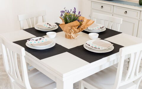 Villa Nettuno: Möbel, Weiss, Kaffetisch, Tabelle, Tischdecke, Zimmer, Esszimmer, Textil, Interior Design, Heimzubehör
