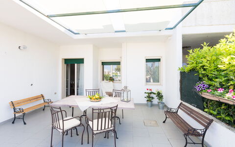 Villa Stelladali: Eigentum, Zimmer, Gebäude, Interior Design, Haus, Möbel, Grundeigentum, Decke, Tabelle, Zuhause